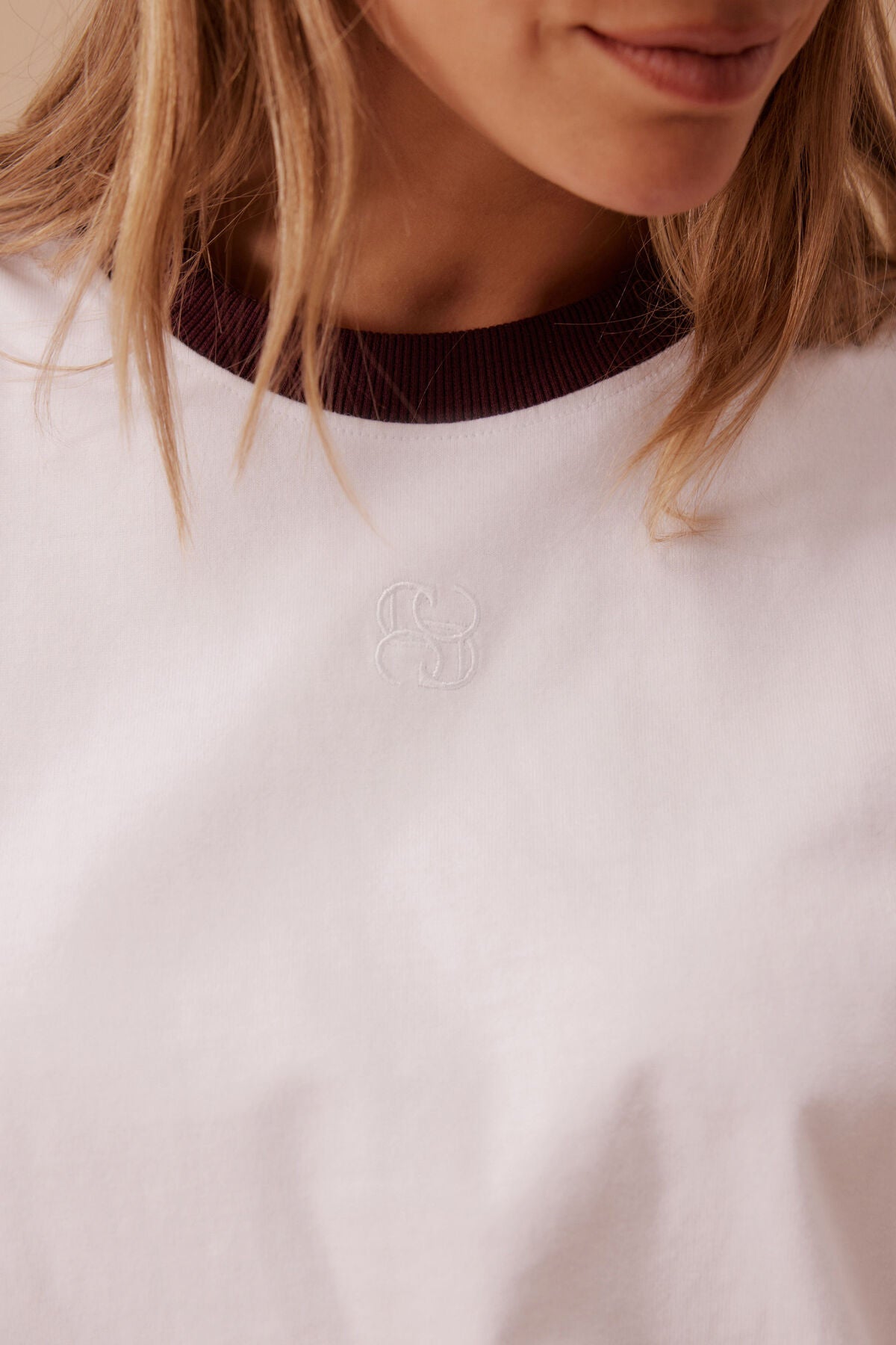 Ringer Tee White Raisin
