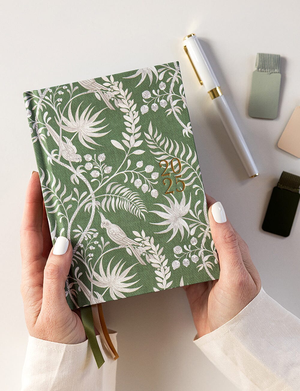 2025 Day to a Page Linen Bound Planner - Jardin Tropical