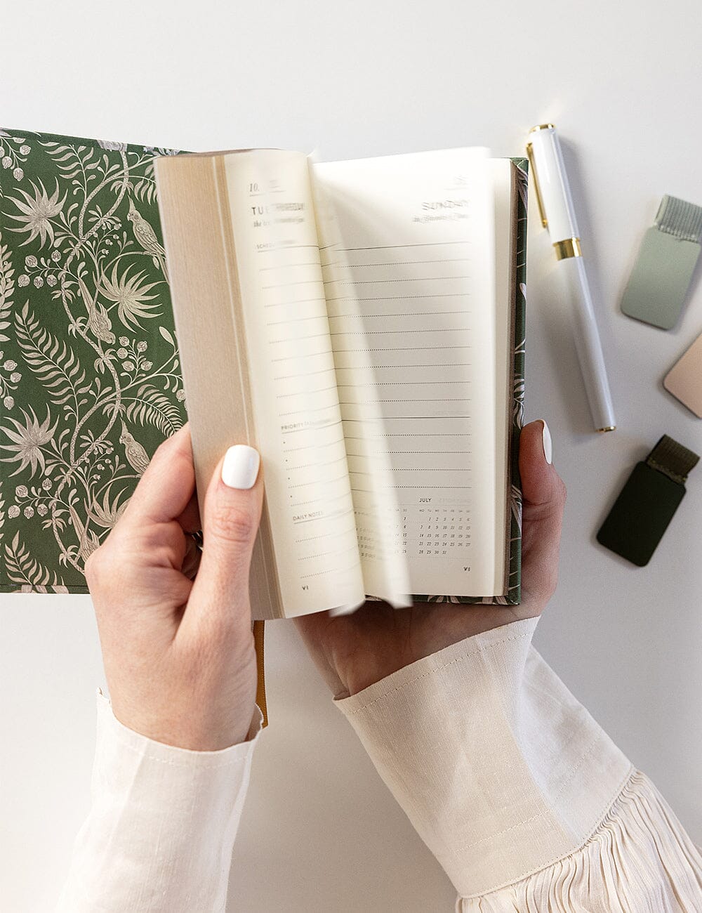 2025 Day to a Page Linen Bound Planner - Jardin Tropical
