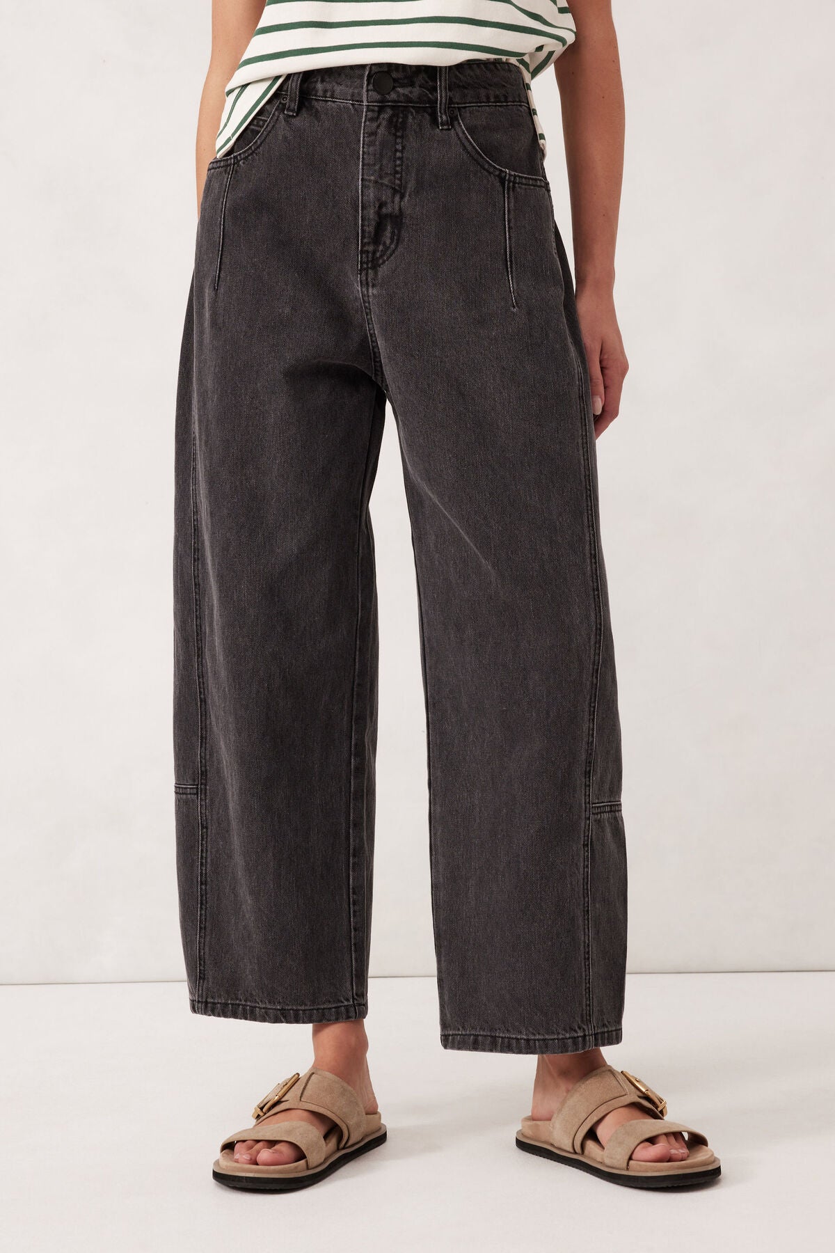 Tapered Barrel Leg Jean Faded Black