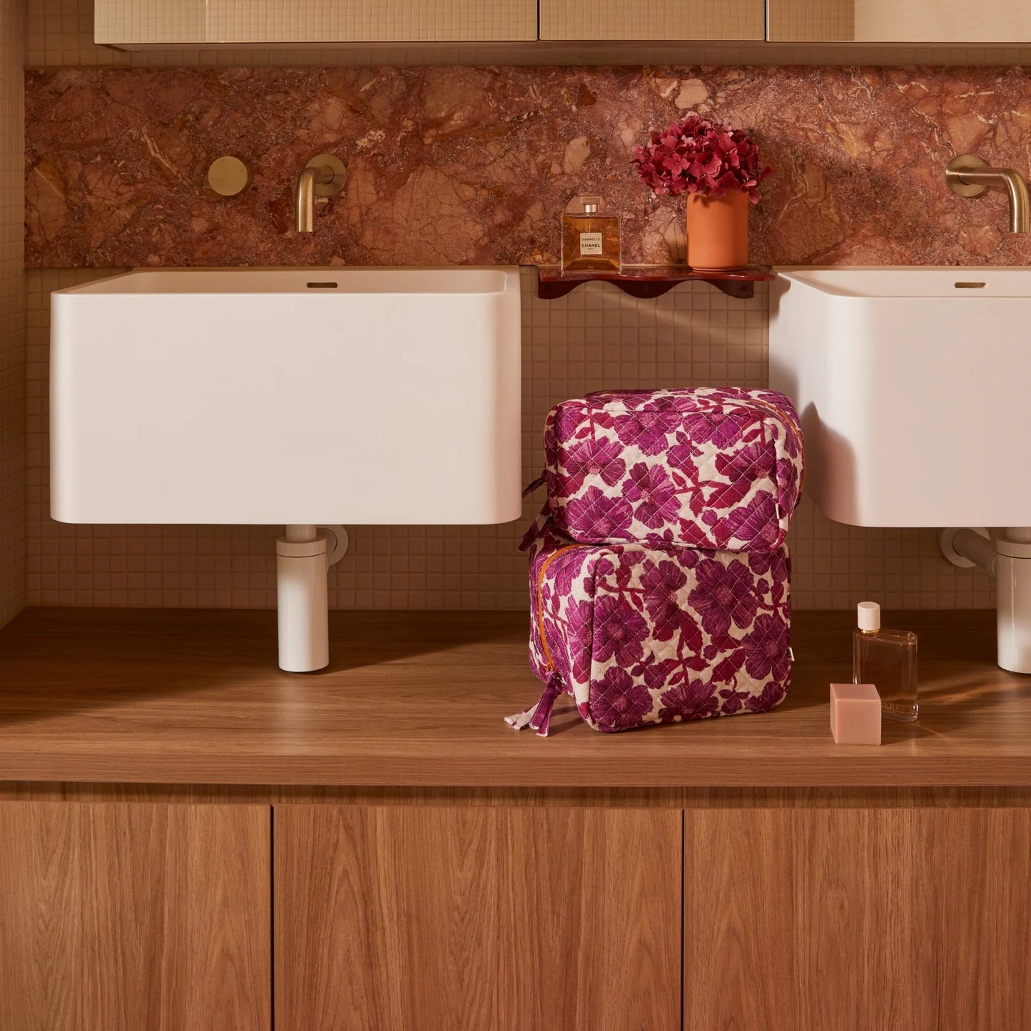 Leon Lilac Large Toiletry Bag