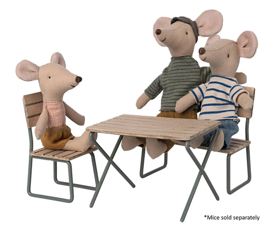 Garden Table Set Mouse